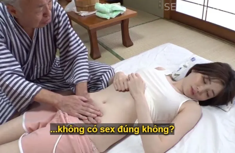 Anh mở cửa phòng thế này người lạ thấy thì sao mà em nói mặc kệ cứ sướng đã